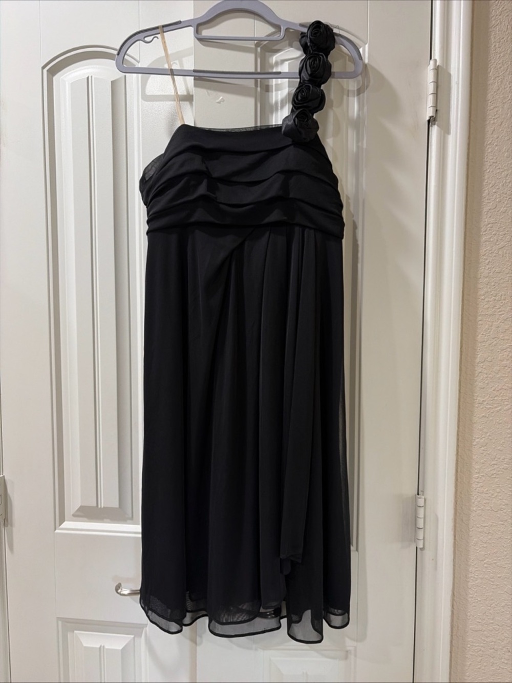 Anny Lee Black One-Shoulder Midi dress with Rosette Strap